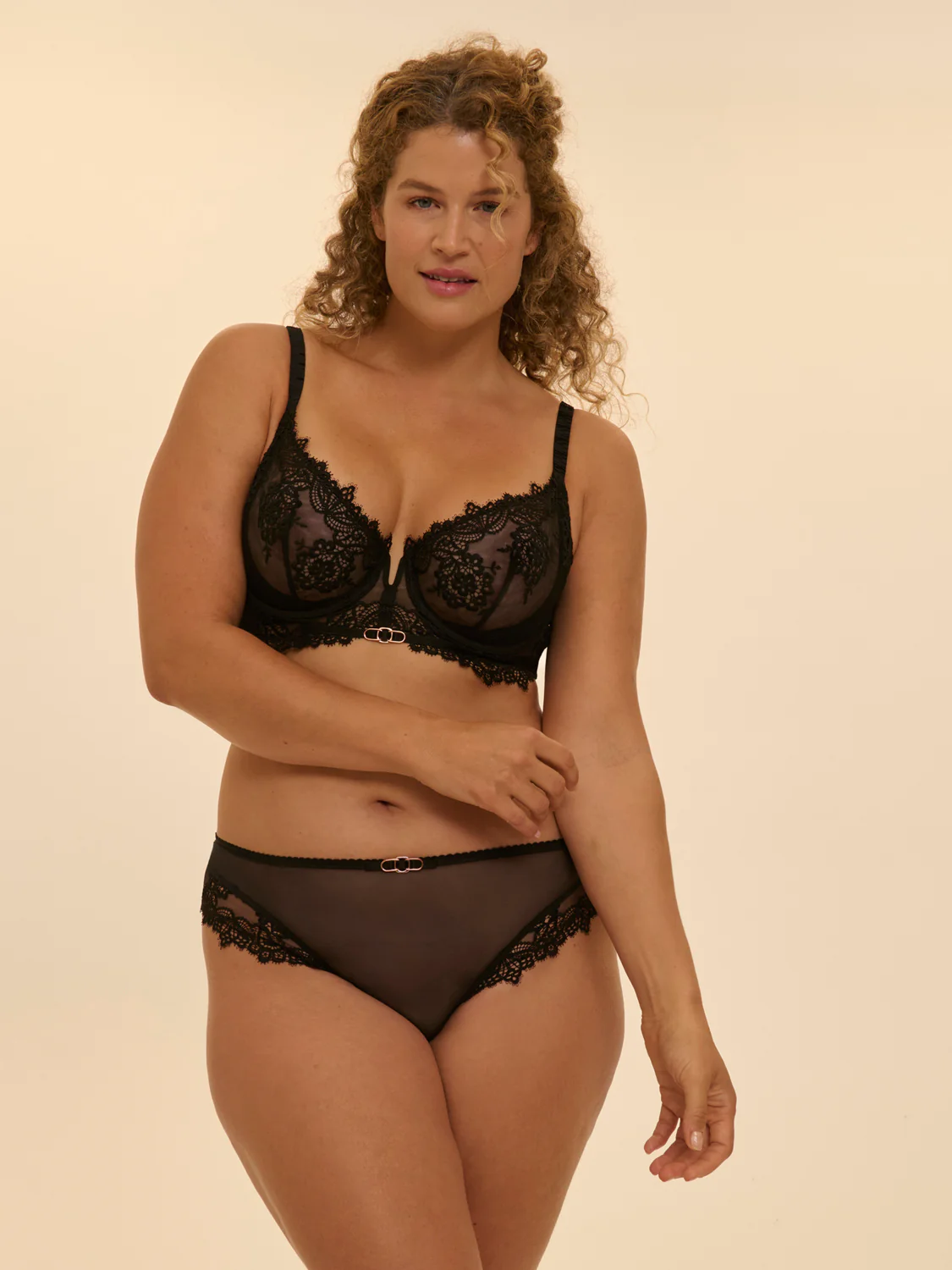 Half padded plunging underwired bra - Black - Image 9