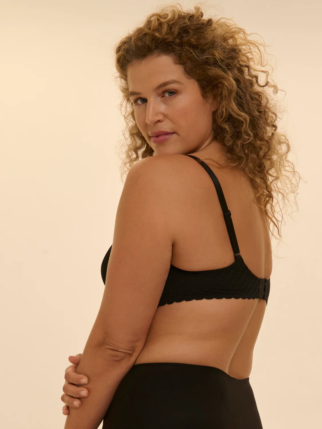 Moulded rigid underwired bra - Black - Image 2