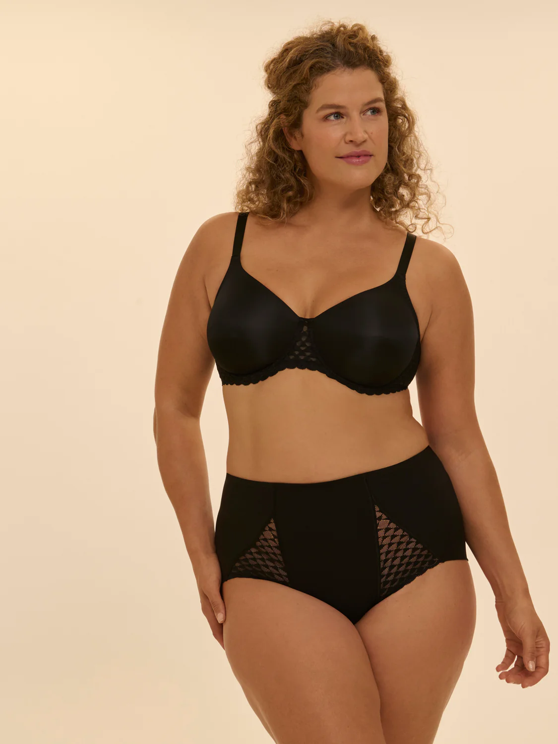 Moulded rigid underwired bra - Black - Image 3