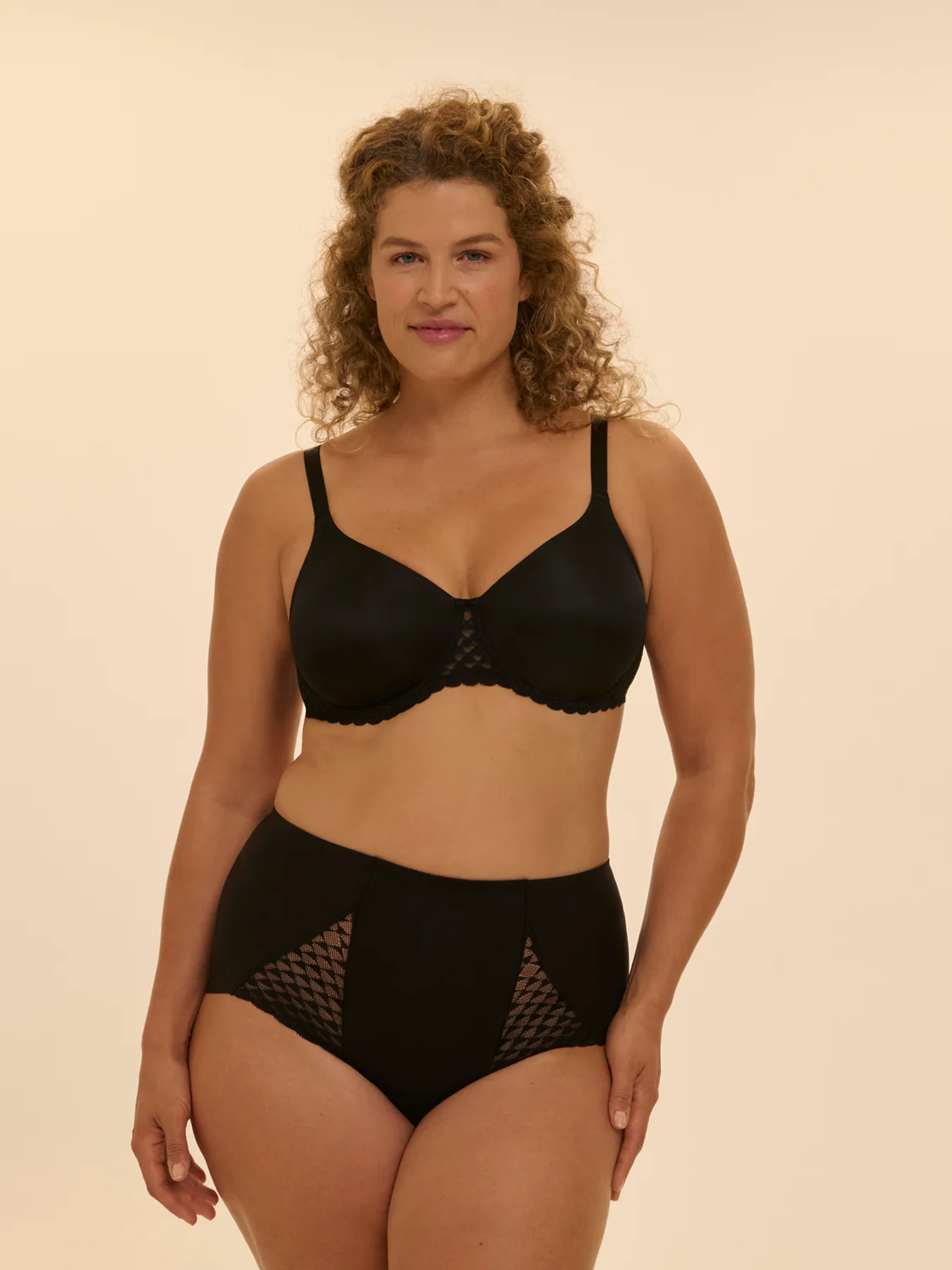 Moulded rigid underwired bra - Black - Image 4