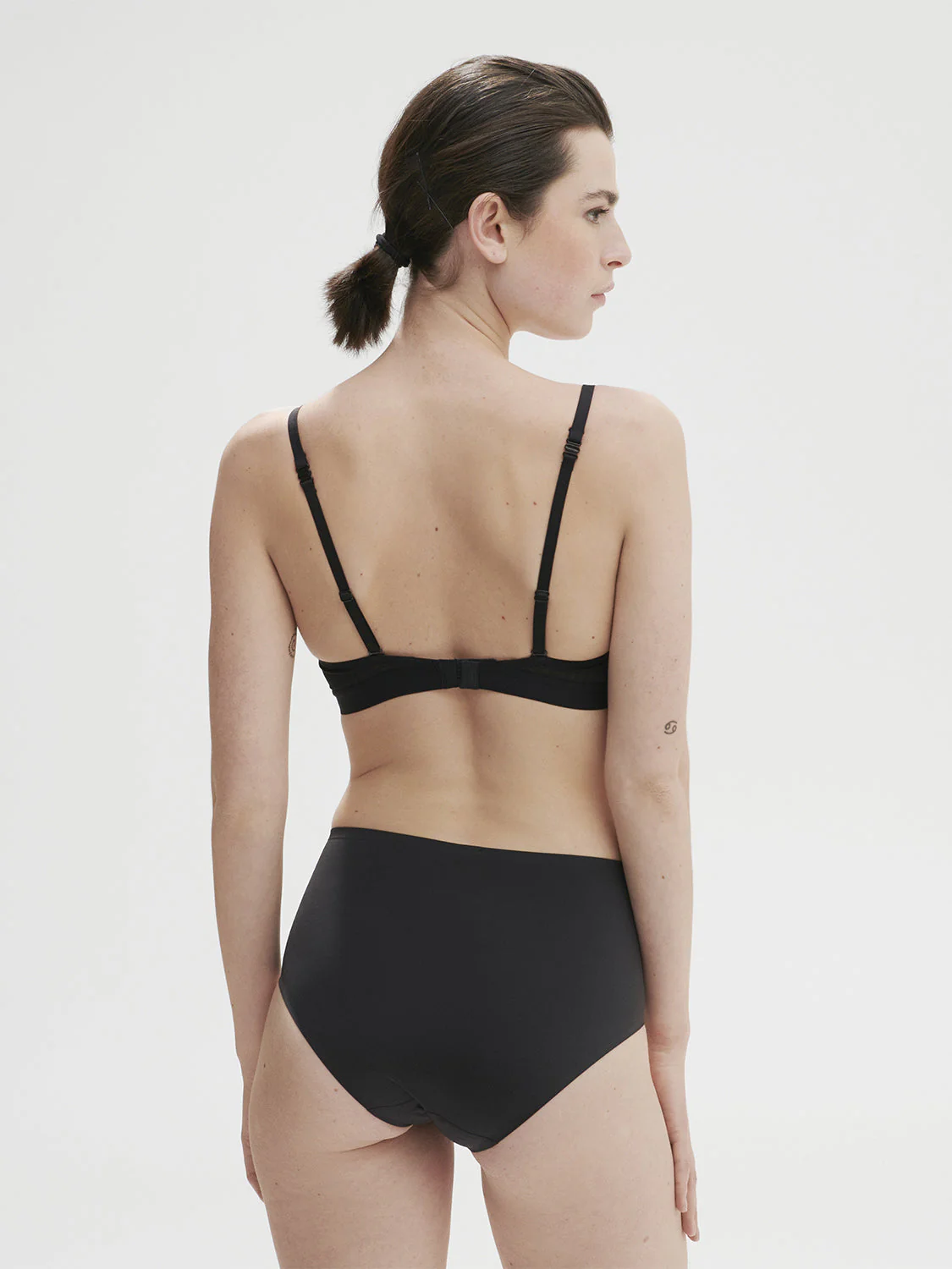 Non wired soft cup bra - Black - Image 9