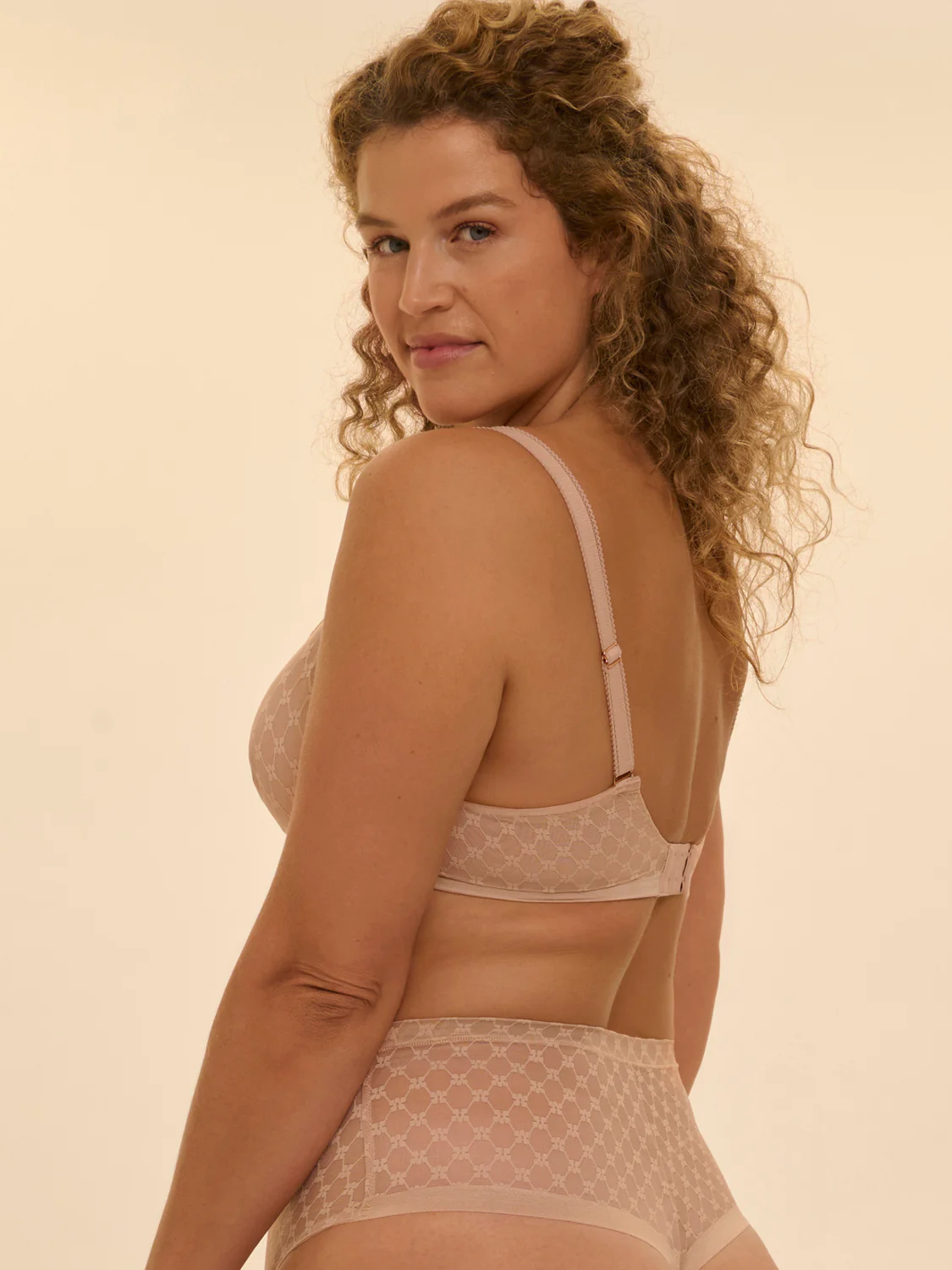 Plunging moulded underwired bra - Peau rosée - Image 4