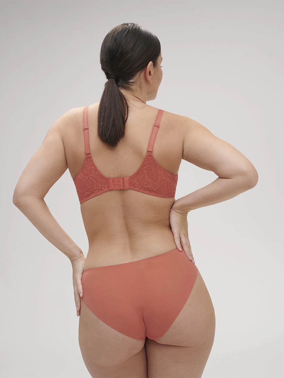 Plunging moulded underwired bra - Texas Pink - Image 11