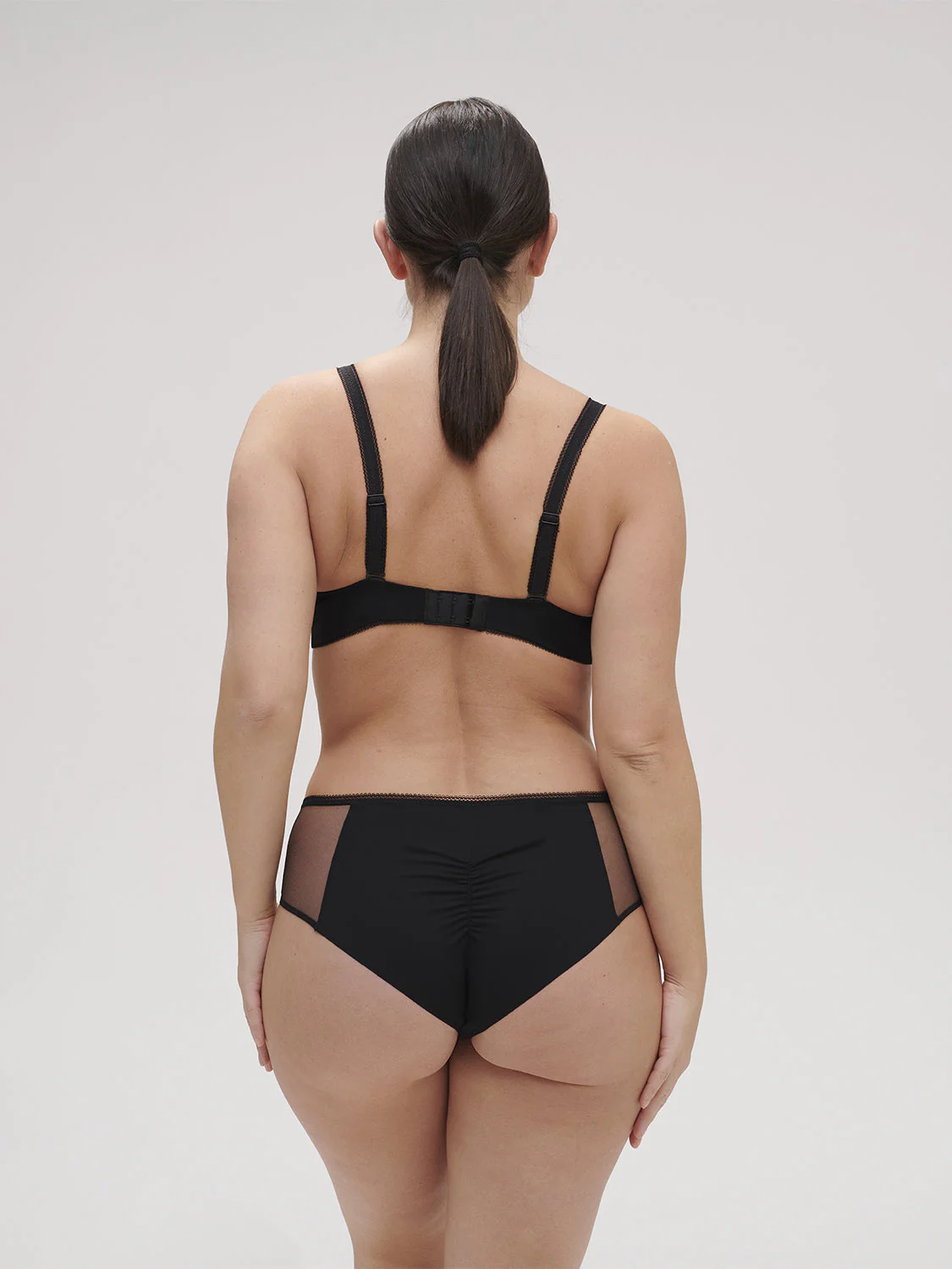 Plunging underwired bra - Black - Image 11