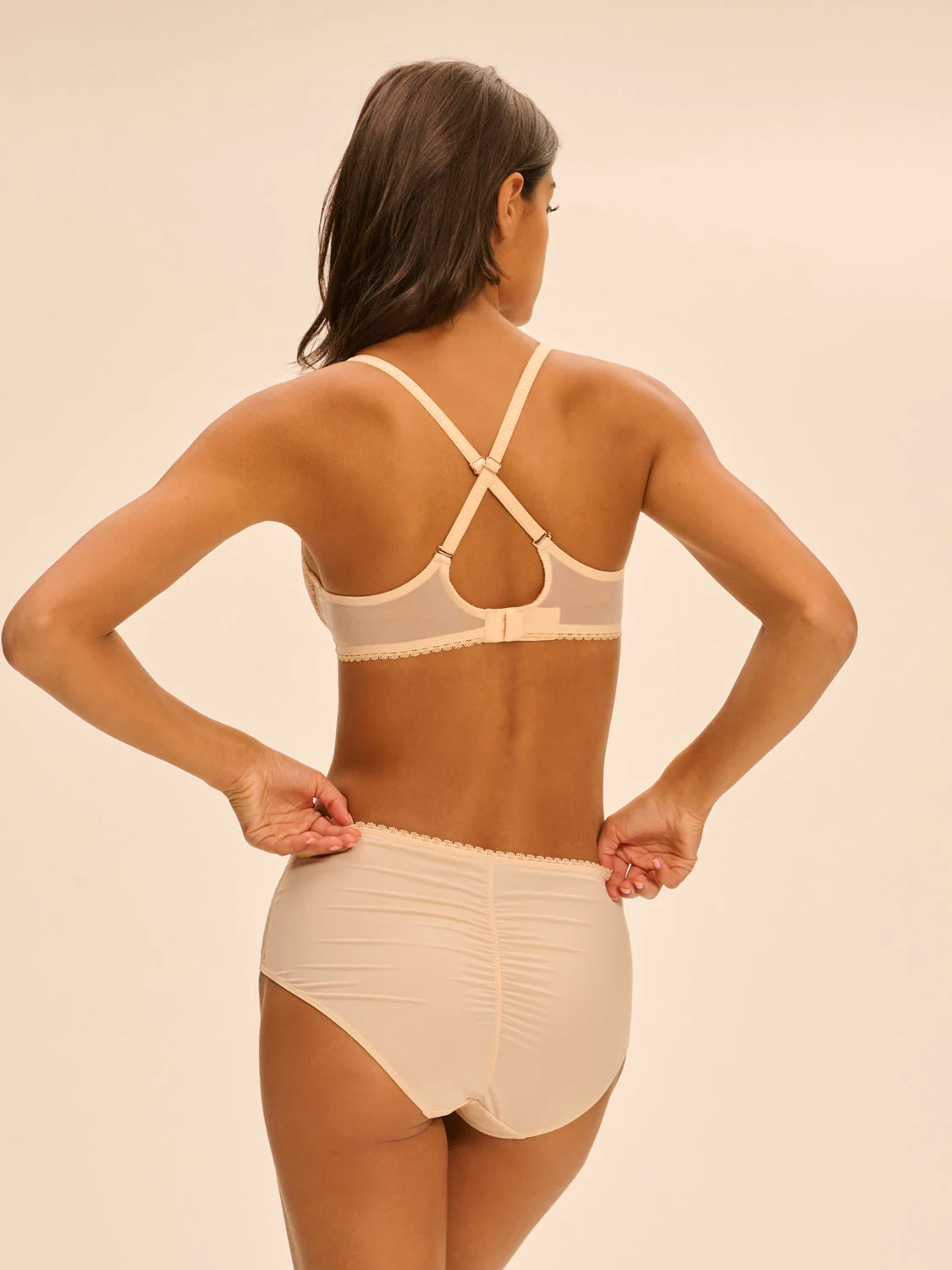 Plunging underwired bra - Chic Beige - Image 15