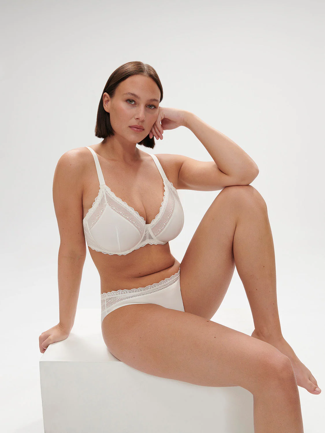 Plunging underwired bra - Natural - Image 10